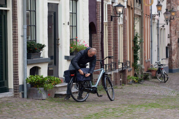 Man sluit fietstassen in stad