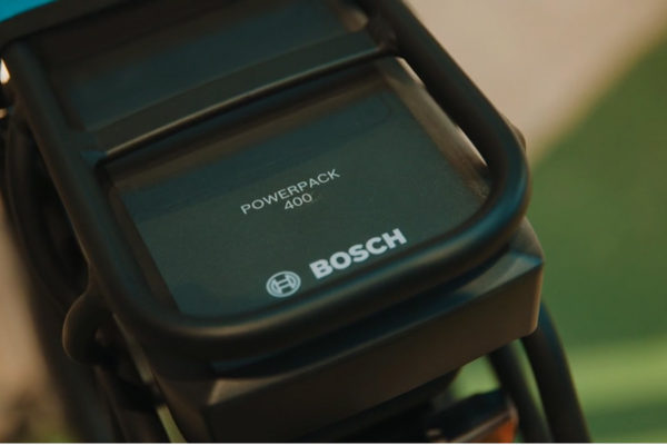 close-up van bosch powerpack 400wh accu in e-bike bagagedrager