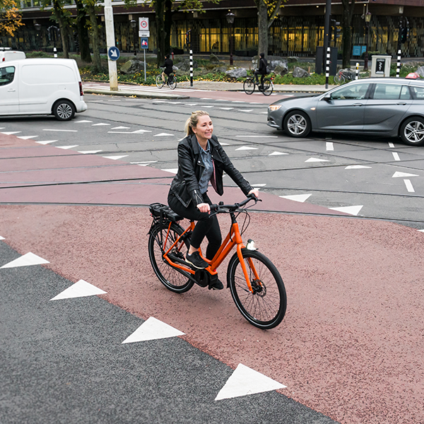 vrouw op batavus fiets rijd op fietspad door de stad