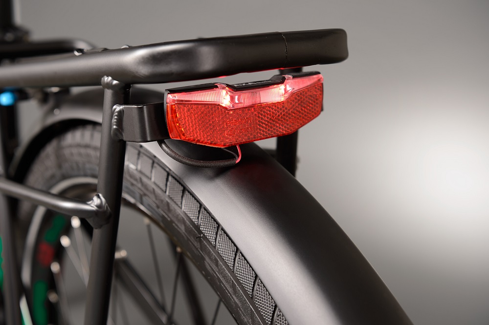 close-up van achterlicht haibike e-trekking fiets