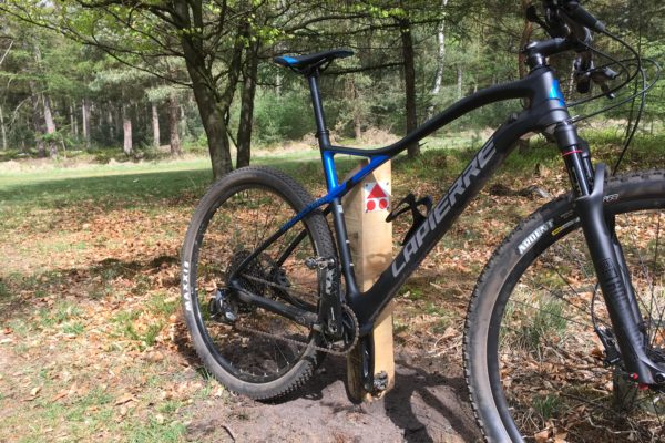 lapierre mountainbike op mtb track ede voor mtb wegwijzer