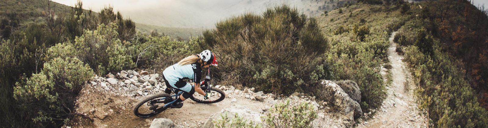 vrouw fiets op lapierre mtb op een mtb track in de bergen