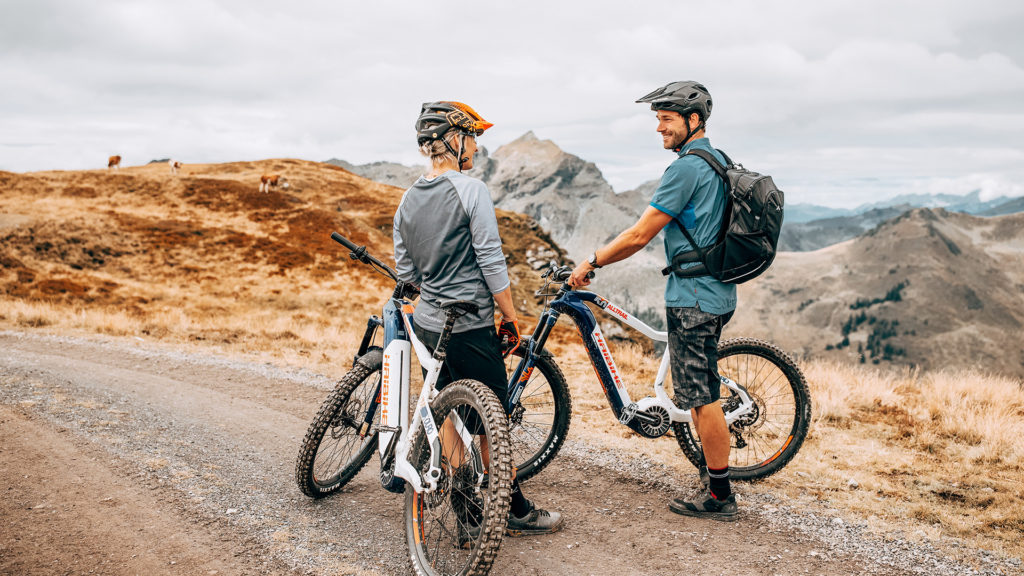 Man en vrouw met E-MTB in bergomgeving