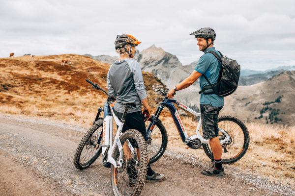 Man en vrouw met E-MTB in bergomgeving