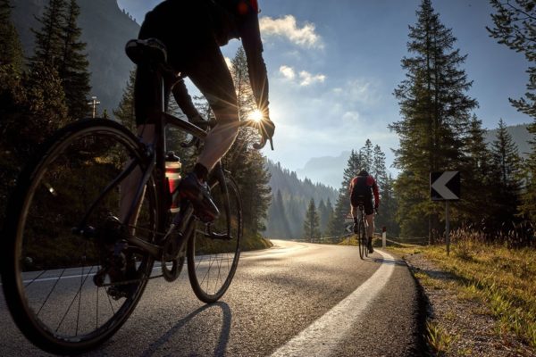 twee fietser rijden op de beklimming van Schluderbach naar Misurina.