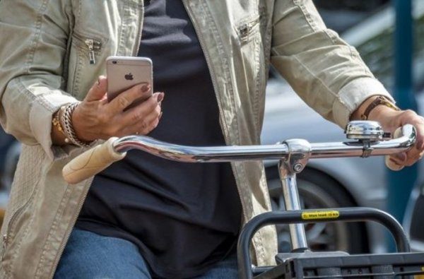 man gebruik smartphone op de fiets