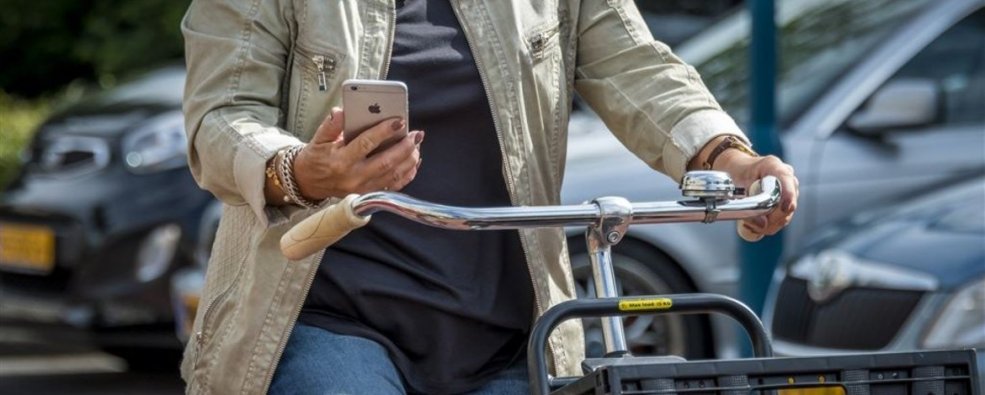 man gebruik smartphone op de fiets