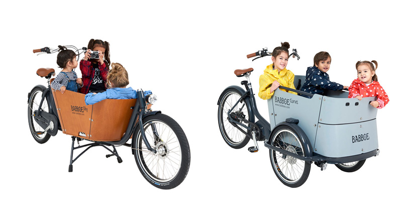 twee babboe bakfietsen naast elkaar met kinderen er in