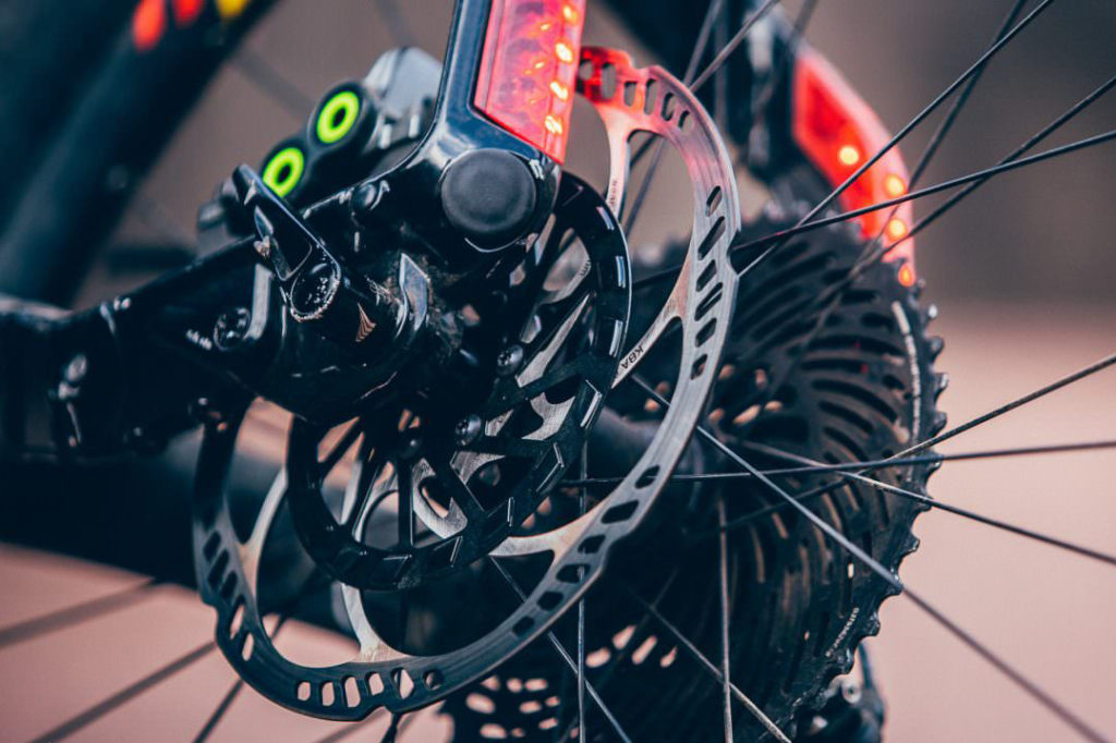 close-up van achterlicht en remschijf van elektrische mountainbike