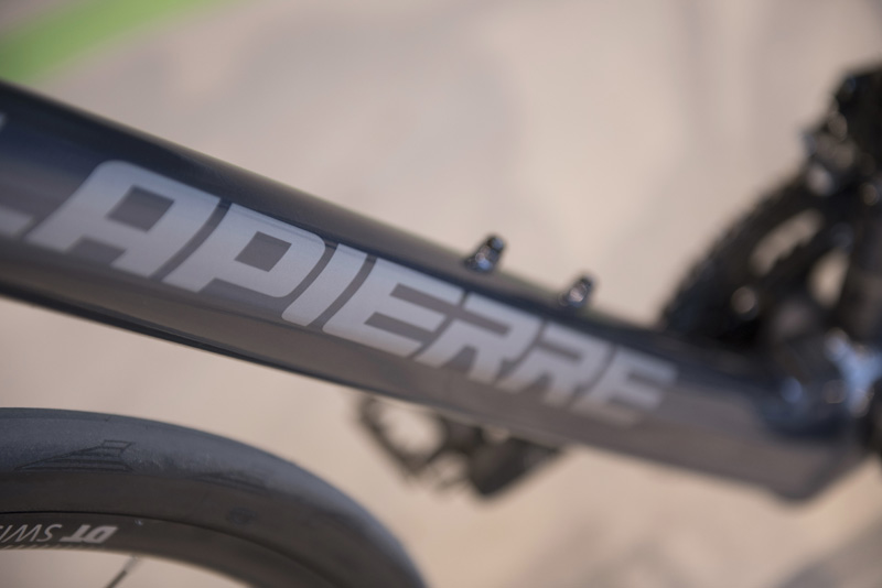 close-up van liggende onderbuis van lapierre racefiets