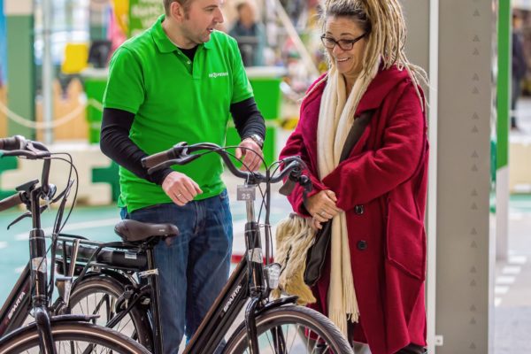 Vrouw krijg e-bike advies van fietsexpert