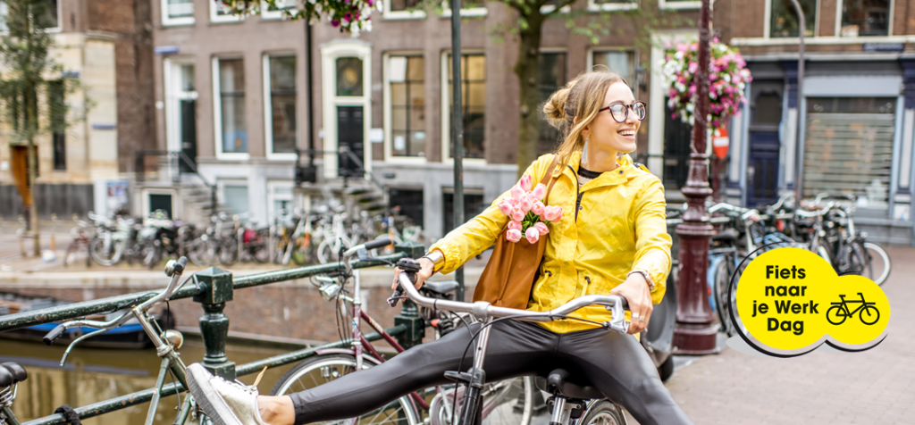 vrouw in gele jas op fiets promo voor fiets naar je werk dag