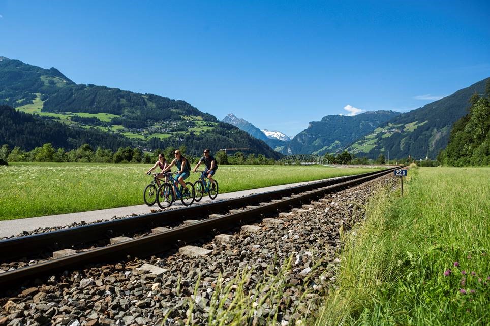 drie fietsers in alpen vallei op haibike e-trekking fietsen