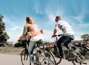 man en vrouw rijden op e-bike door de natuur