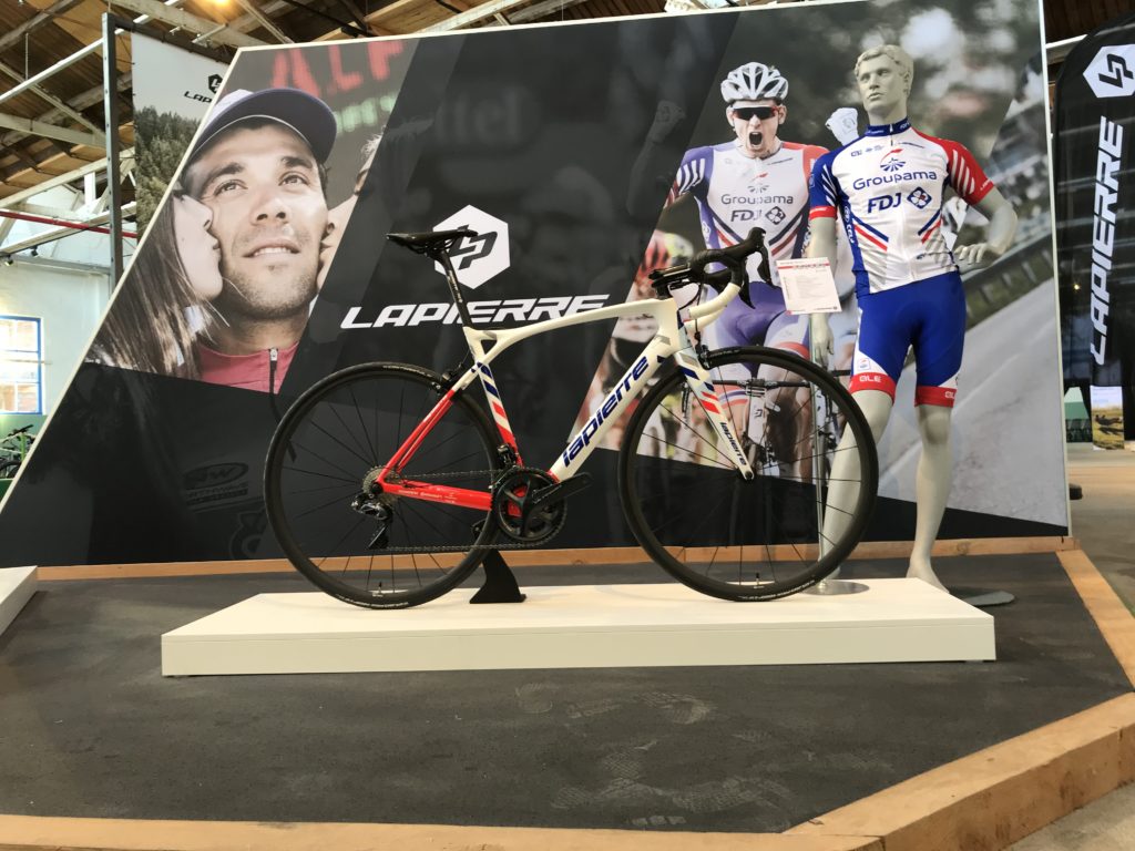 display met daarop de lapierre fdj proteam racefiets