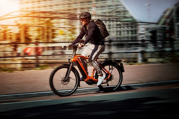 forens met rugzak op een sparta m11tb oranje speed pedelec