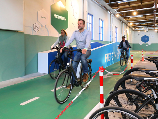 Man en vrouw maken testrit op Sparta Marathon e-bike in De Fietser in Ede