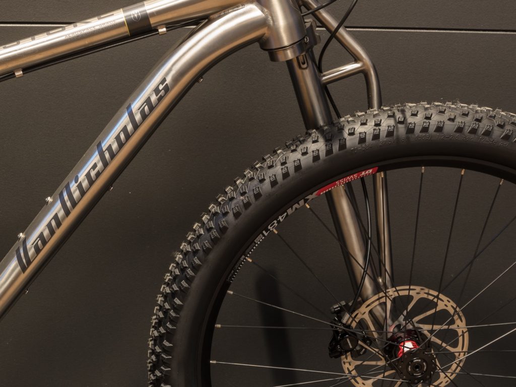 close-up van van nicholas revelstoke mtb met lefty voorvork