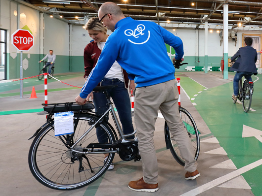 Vrouw krijg advies voor KOGA e-bike